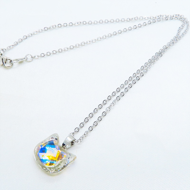 シルバーカラー 猫フェイスモチーフのヘブンライトクリスタルのペンダントネックレス レジン 長さ調整可 ステンレス可