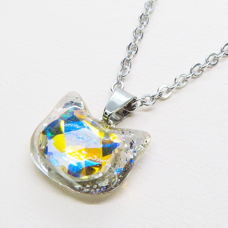 シルバーカラー 猫フェイスモチーフのヘブンライトクリスタルのペンダントネックレス レジン 長さ調整可 ステンレス可