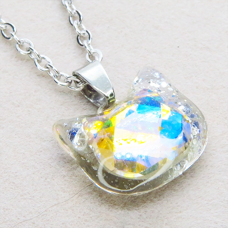 シルバーカラー 猫フェイスモチーフのヘブンライトクリスタルのペンダントネックレス レジン 長さ調整可 ステンレス可