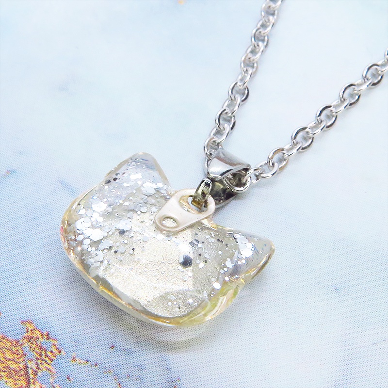 シルバーカラー 猫フェイスモチーフのヘブンライトクリスタルのペンダントネックレス レジン 長さ調整可 ステンレス可