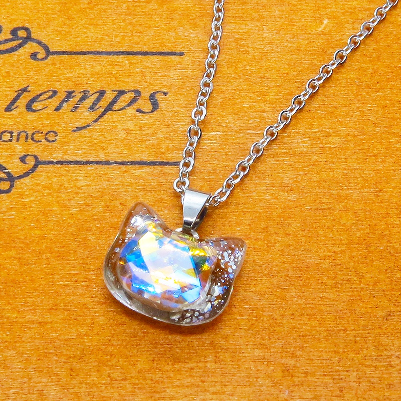 シルバーカラー 猫フェイスモチーフのヘブンライトクリスタルのペンダントネックレス レジン 長さ調整可 ステンレス可