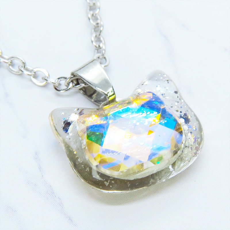 シルバーカラー 猫フェイスモチーフのヘブンライトクリスタルのペンダントネックレス レジン 長さ調整可 ステンレス可