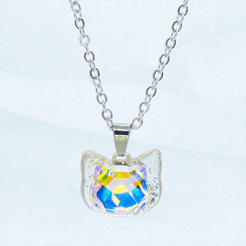 シルバーカラー 猫フェイスモチーフのヘブンライトクリスタルのペンダントネックレス レジン 長さ調整可 ステンレス可