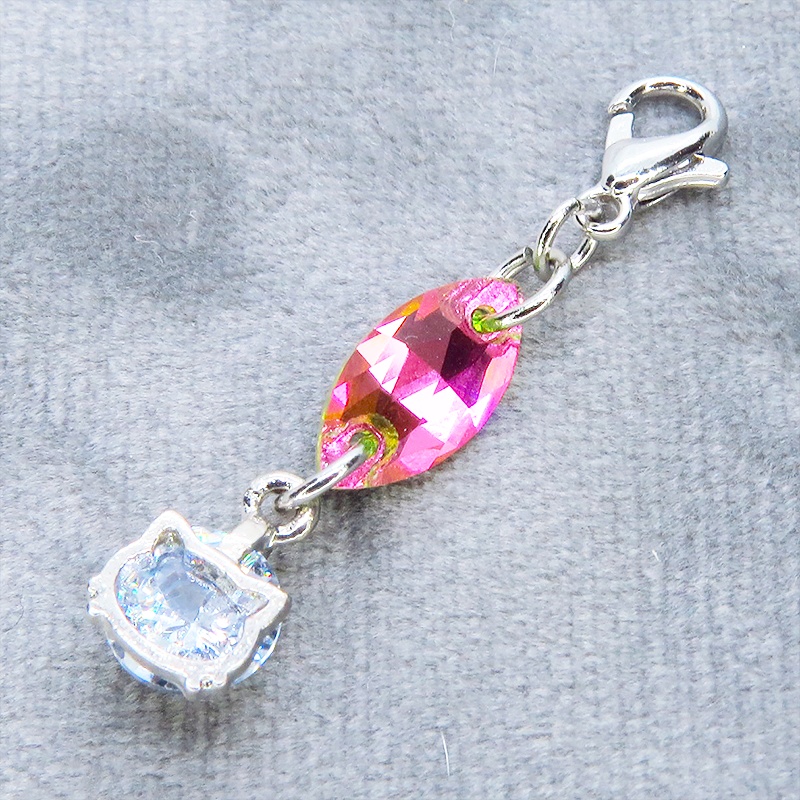 マスク・スマホチャーム シルバーカラー 猫フェイスクリスタルにスワロフスキー(ローズ)をプラスしたチャーム 金具変更可