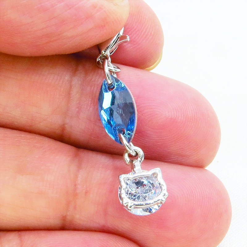 マスク・スマホチャーム シルバーカラー 猫フェイスクリスタルにスワロフスキー(アクアマリン)をプラスしたチャーム 金具変更可