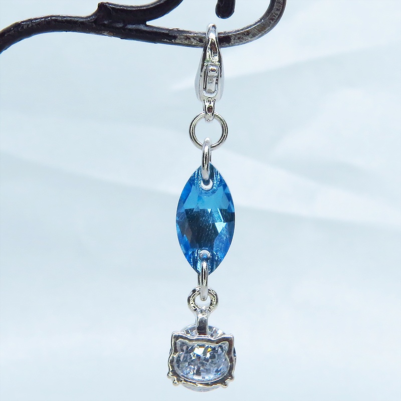 マスク・スマホチャーム シルバーカラー 猫フェイスクリスタルにスワロフスキー(アクアマリン)をプラスしたチャーム 金具変更可