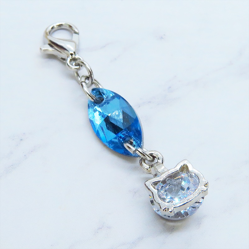 マスク・スマホチャーム シルバーカラー 猫フェイスクリスタルにスワロフスキー(アクアマリン)をプラスしたチャーム 金具変更可