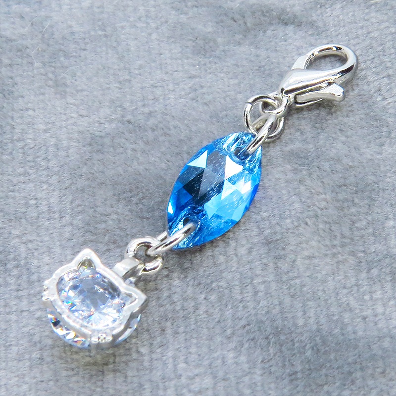 マスク・スマホチャーム シルバーカラー 猫フェイスクリスタルにスワロフスキー(アクアマリン)をプラスしたチャーム 金具変更可