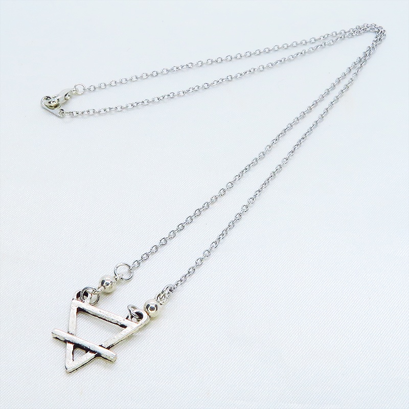 アンティークシルバー トライアングルチャームのワンポイントネックレス 長さ調整可