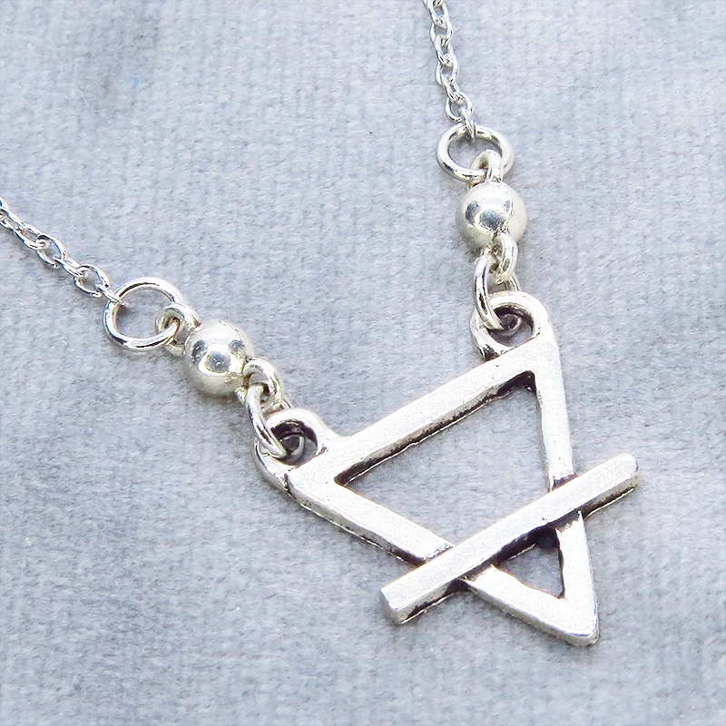 アンティークシルバー トライアングルチャームのワンポイントネックレス 長さ調整可