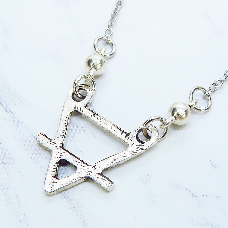 アンティークシルバー トライアングルチャームのワンポイントネックレス 長さ調整可