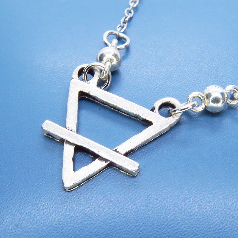 アンティークシルバー トライアングルチャームのワンポイントネックレス 長さ調整可