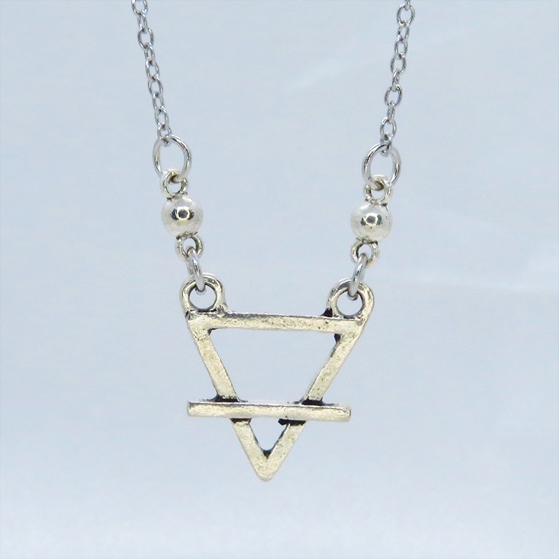 アンティークシルバー トライアングルチャームのワンポイントネックレス 長さ調整可