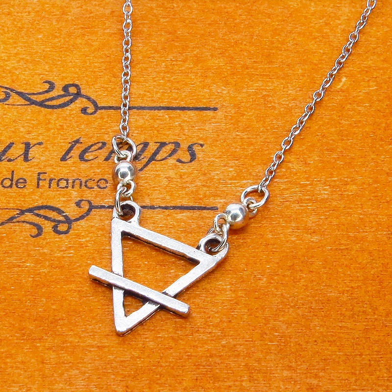 アンティークシルバー トライアングルチャームのワンポイントネックレス 長さ調整可