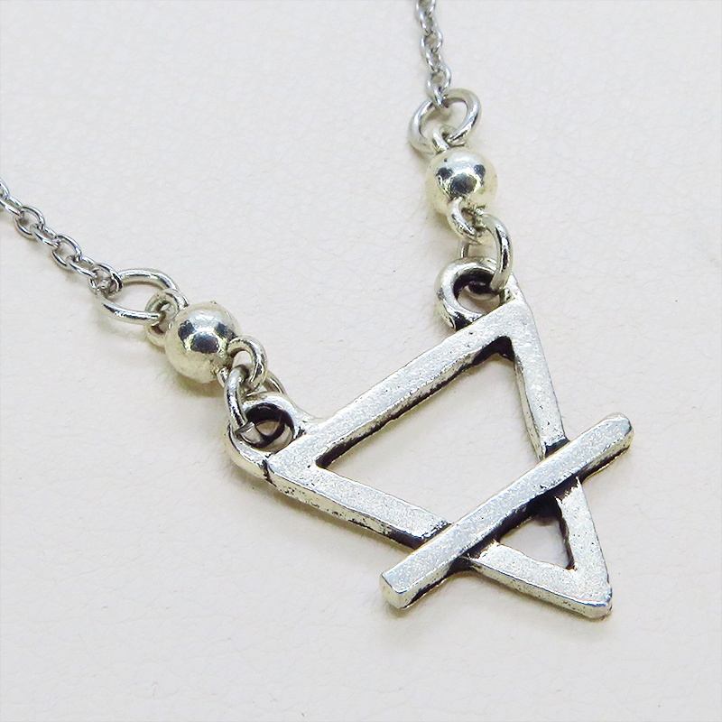 アンティークシルバー トライアングルチャームのワンポイントネックレス 長さ調整可