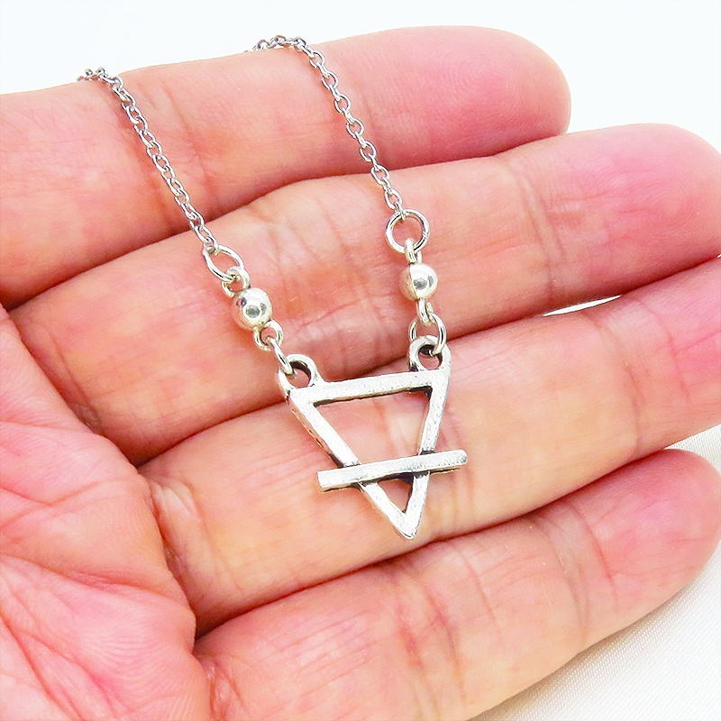 アンティークシルバー トライアングルチャームのワンポイントネックレス 長さ調整可