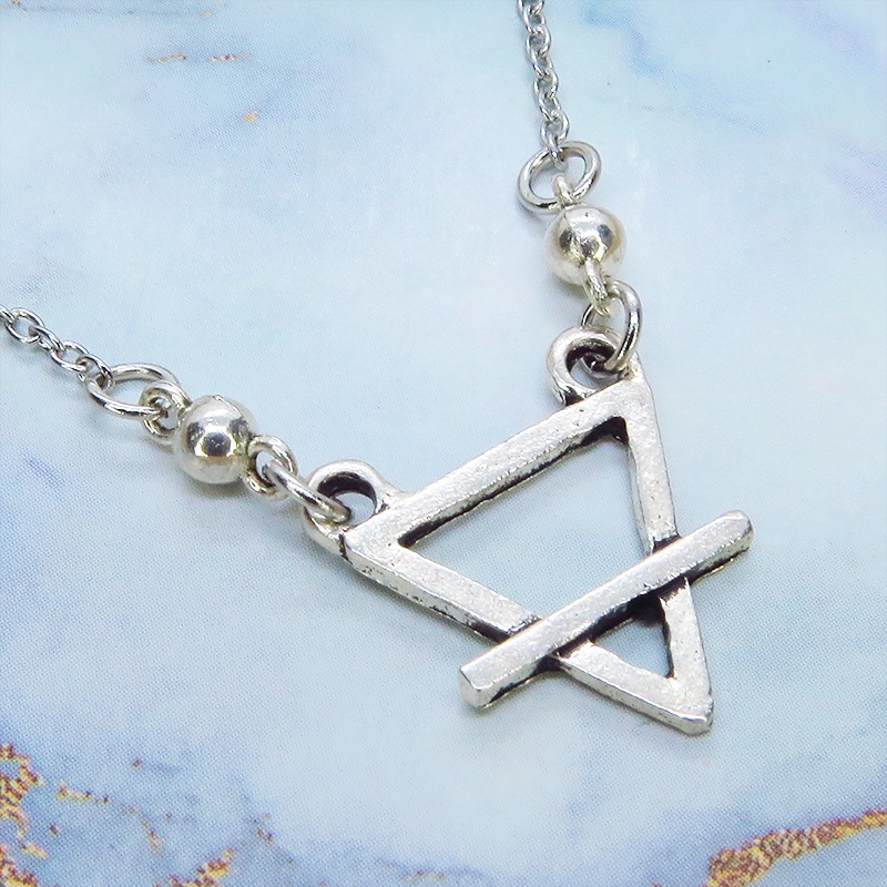 アンティークシルバー トライアングルチャームのワンポイントネックレス 長さ調整可