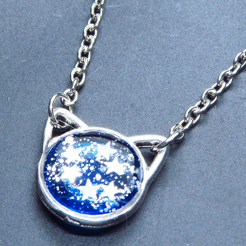 シルバーカラー 猫フェイスモチーフのブルーキャットペンダントネックレス ブルーレジン 長さ調整可