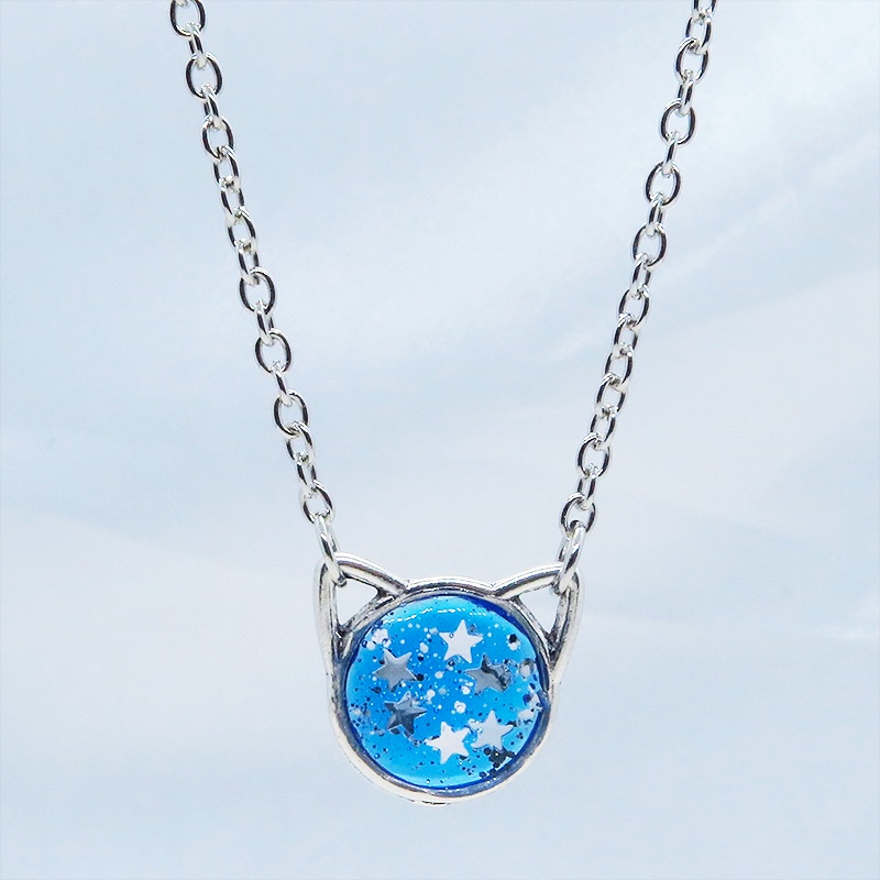 シルバーカラー 猫フェイスモチーフのブルーキャットペンダントネックレス ブルーレジン 長さ調整可