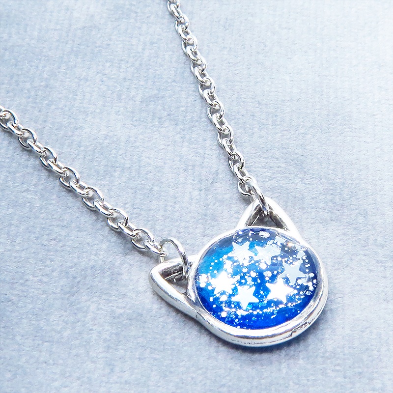 シルバーカラー 猫フェイスモチーフのブルーキャットペンダントネックレス ブルーレジン 長さ調整可