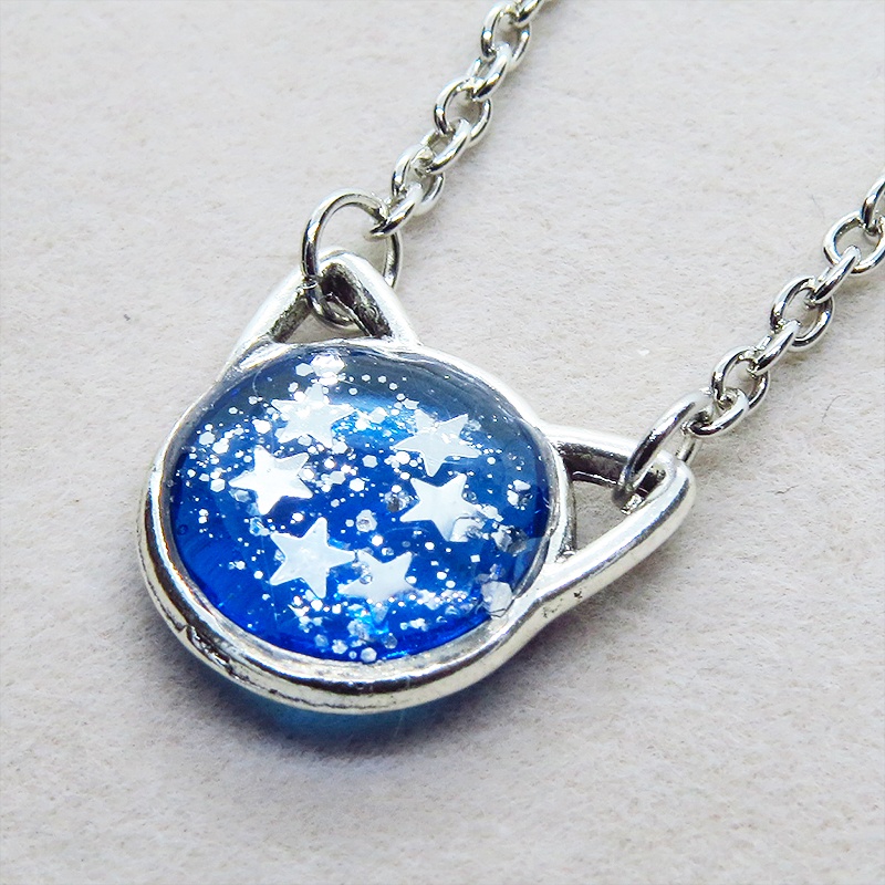 シルバーカラー 猫フェイスモチーフのブルーキャットペンダントネックレス ブルーレジン 長さ調整可