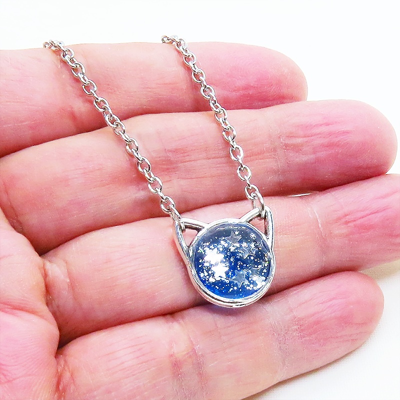 シルバーカラー 猫フェイスモチーフのブルーキャットペンダントネックレス ブルーレジン 長さ調整可