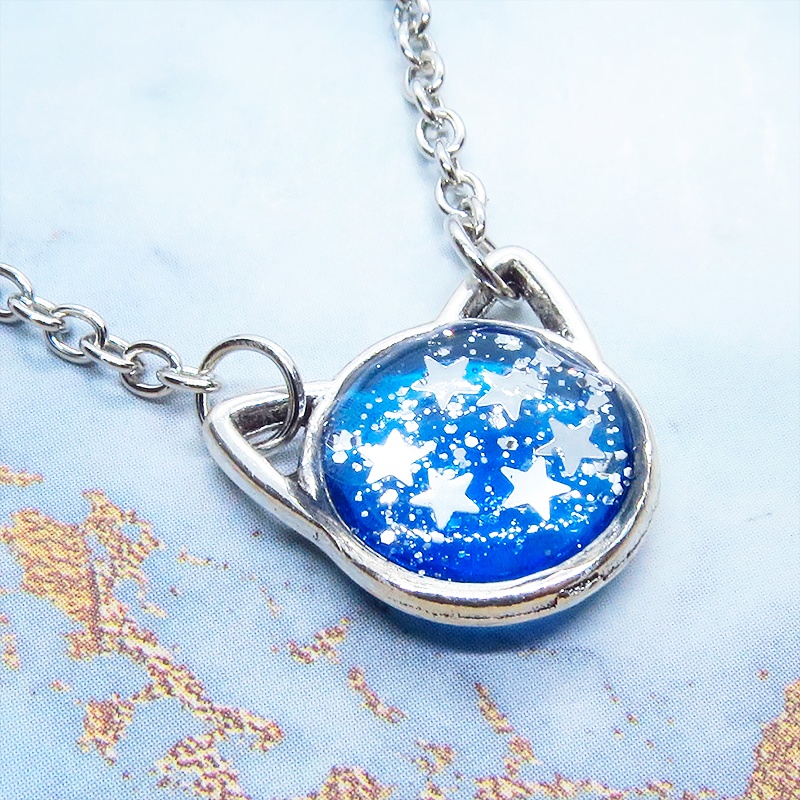 シルバーカラー 猫フェイスモチーフのブルーキャットペンダントネックレス ブルーレジン 長さ調整可