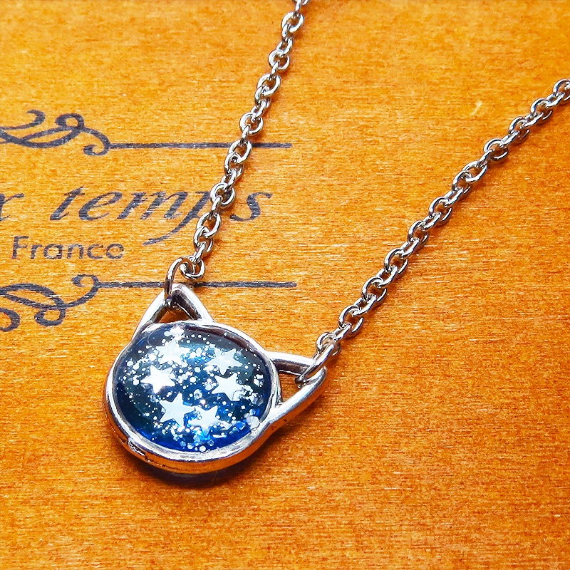 シルバーカラー 猫フェイスモチーフのブルーキャットペンダントネックレス ブルーレジン 長さ調整可