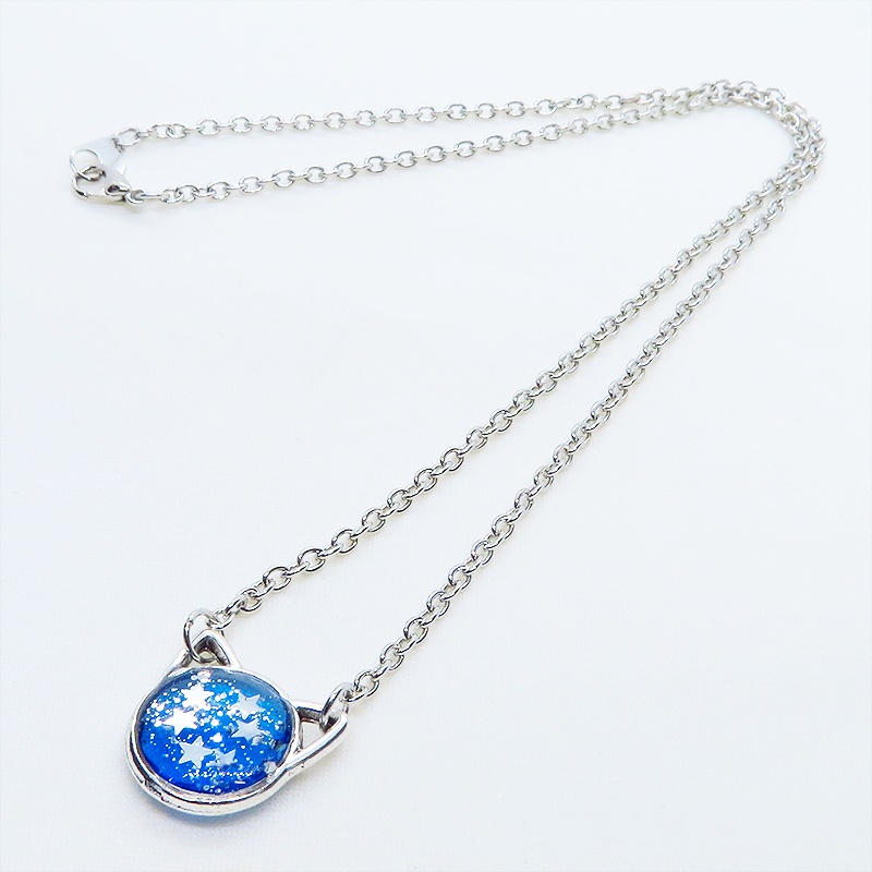 シルバーカラー 猫フェイスモチーフのブルーキャットペンダントネックレス ブルーレジン 長さ調整可