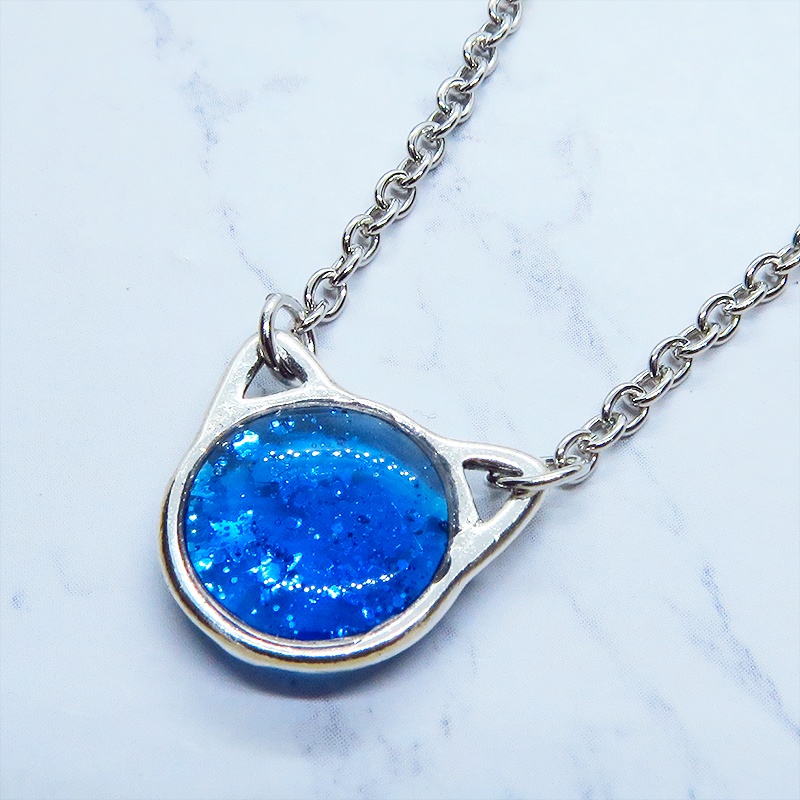 シルバーカラー 猫フェイスモチーフのブルーキャットペンダントネックレス ブルーレジン 長さ調整可