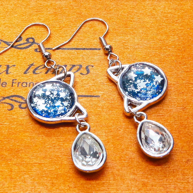 シルバーカラー 猫フェイスモチーフのブルーキャットピアス ティアドロップラインストーン サージカル可