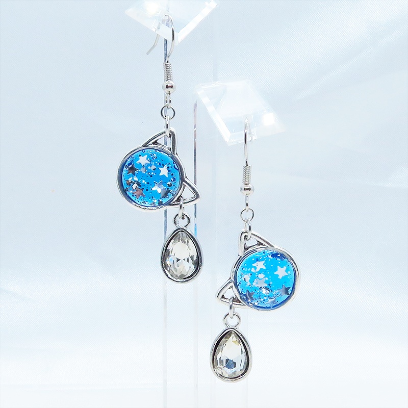 シルバーカラー 猫フェイスモチーフのブルーキャットピアス ティアドロップラインストーン サージカル可