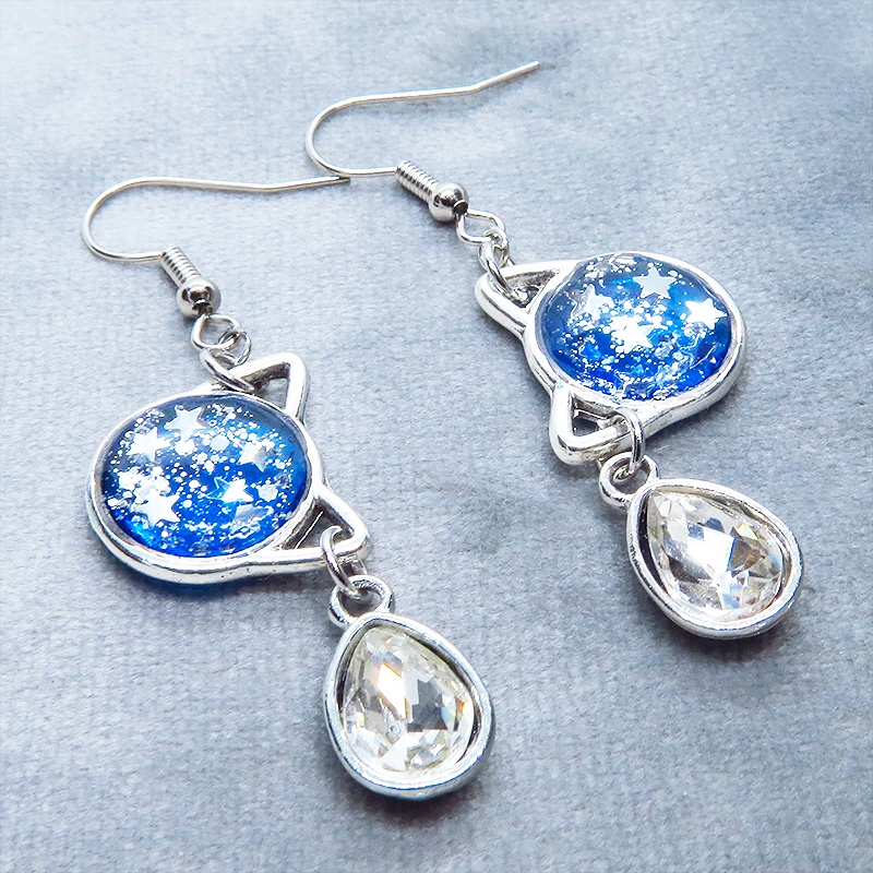 シルバーカラー 猫フェイスモチーフのブルーキャットピアス ティアドロップラインストーン サージカル可