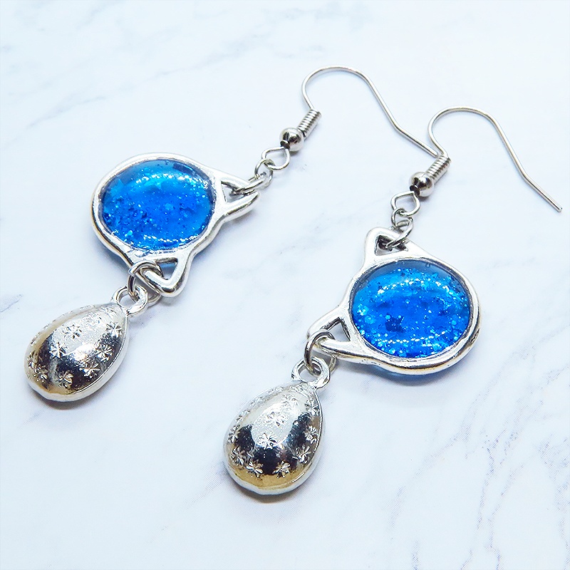 シルバーカラー 猫フェイスモチーフのブルーキャットピアス ティアドロップラインストーン サージカル可