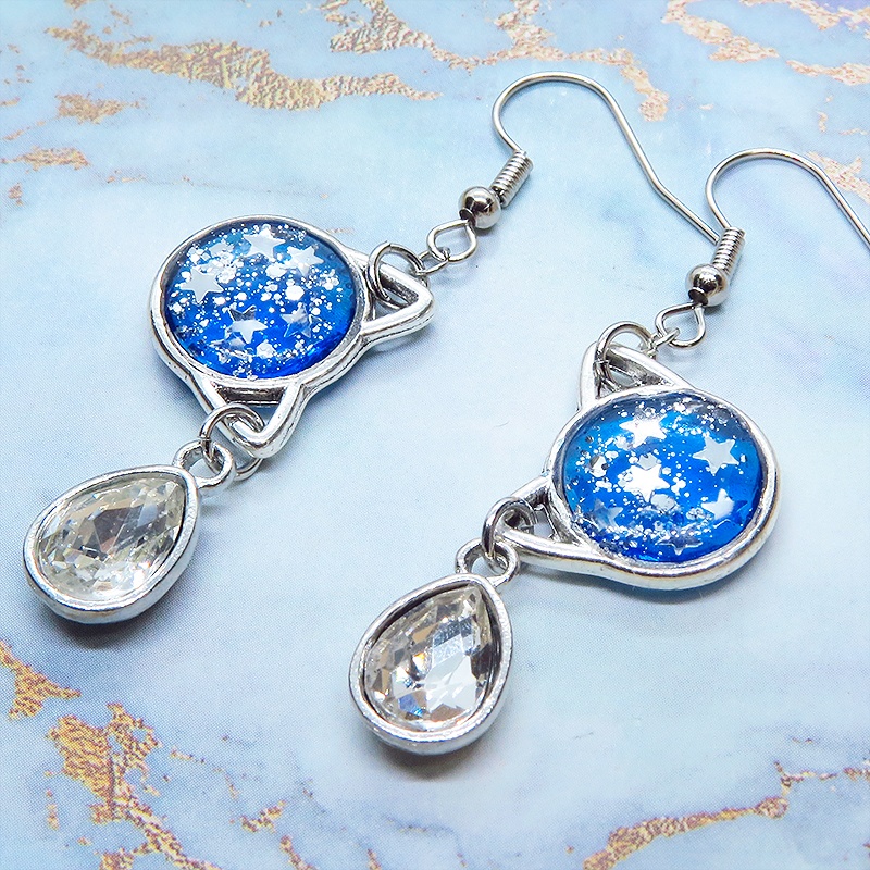 シルバーカラー 猫フェイスモチーフのブルーキャットピアス ティアドロップラインストーン サージカル可