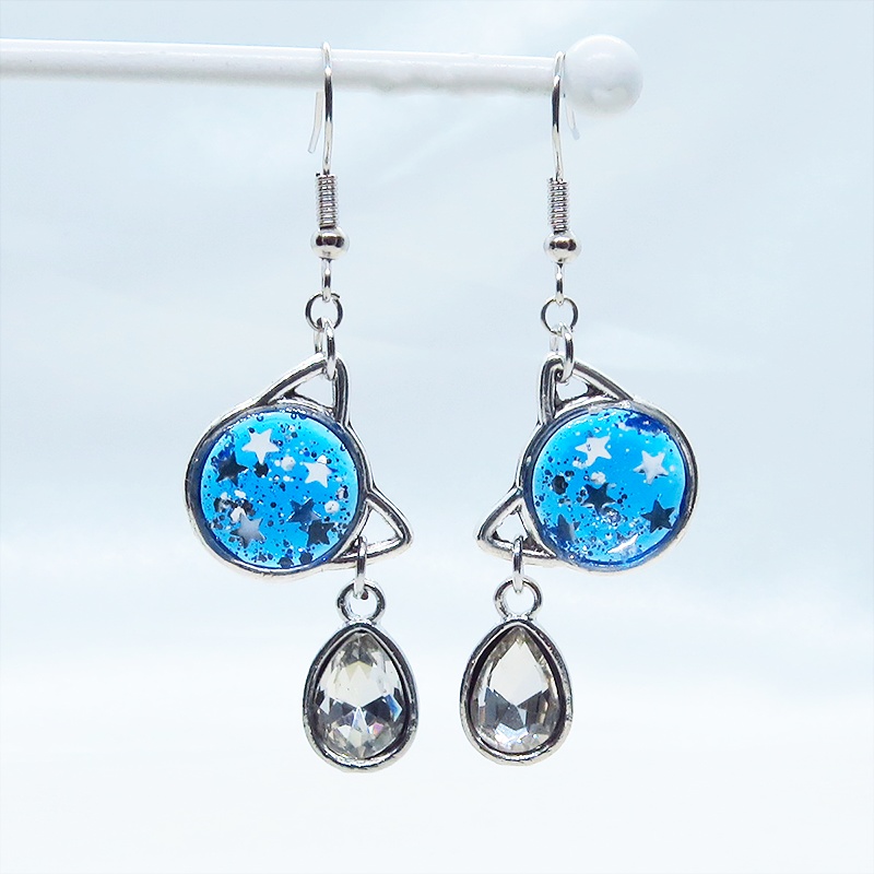 シルバーカラー 猫フェイスモチーフのブルーキャットピアス ティアドロップラインストーン サージカル可