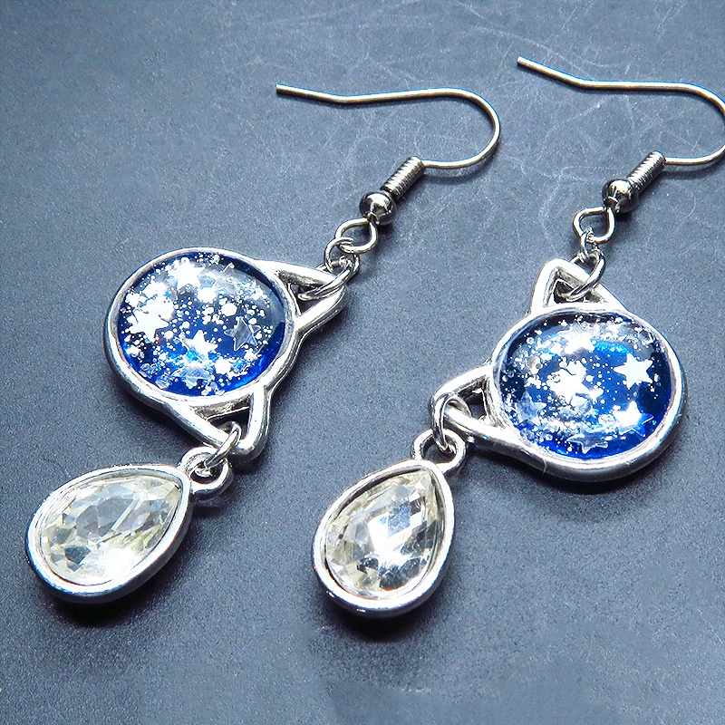 シルバーカラー 猫フェイスモチーフのブルーキャットピアス ティアドロップラインストーン サージカル可