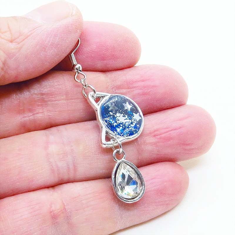 シルバーカラー 猫フェイスモチーフのブルーキャットピアス ティアドロップラインストーン サージカル可