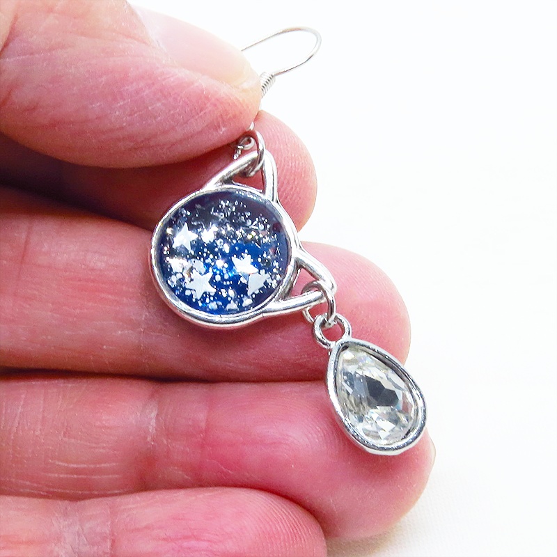 シルバーカラー 猫フェイスモチーフのブルーキャットピアス ティアドロップラインストーン サージカル可