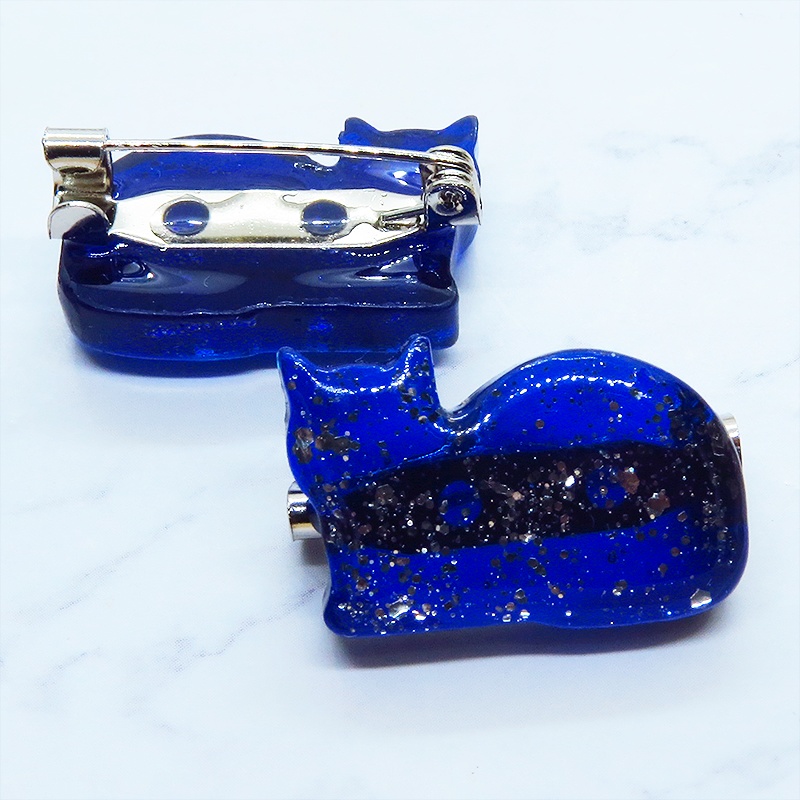 ネイビーブルー レジンでかたどった座り猫シルエットのブローチ レジンブローチ バッジ