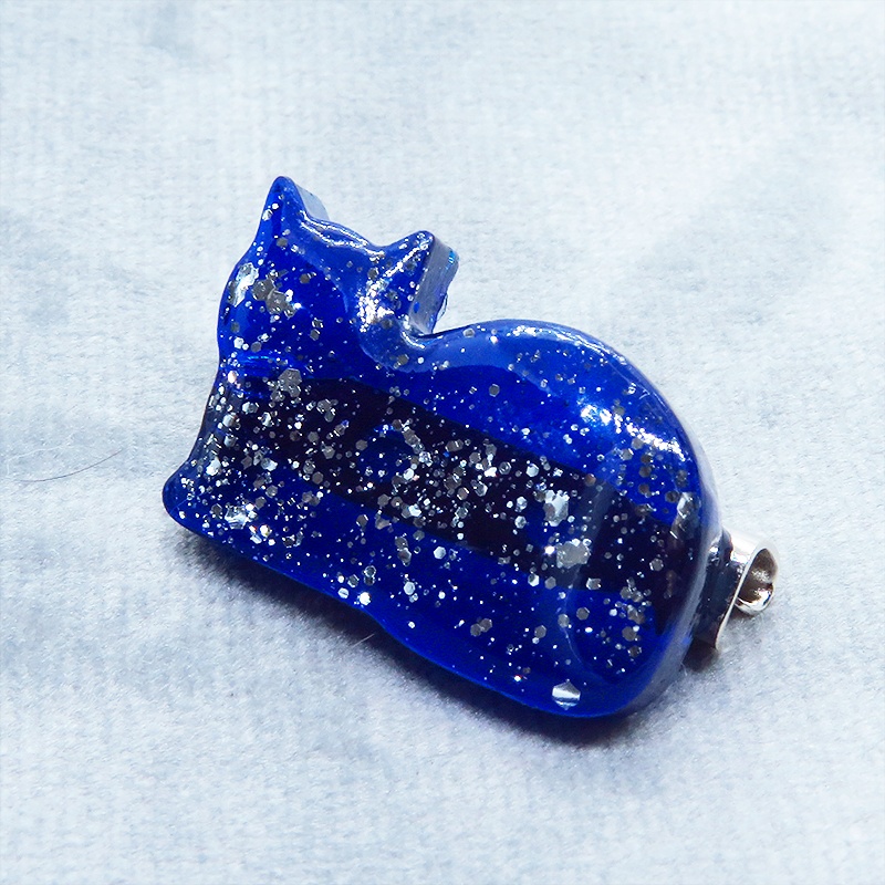 ネイビーブルー レジンでかたどった座り猫シルエットのブローチ レジンブローチ バッジ