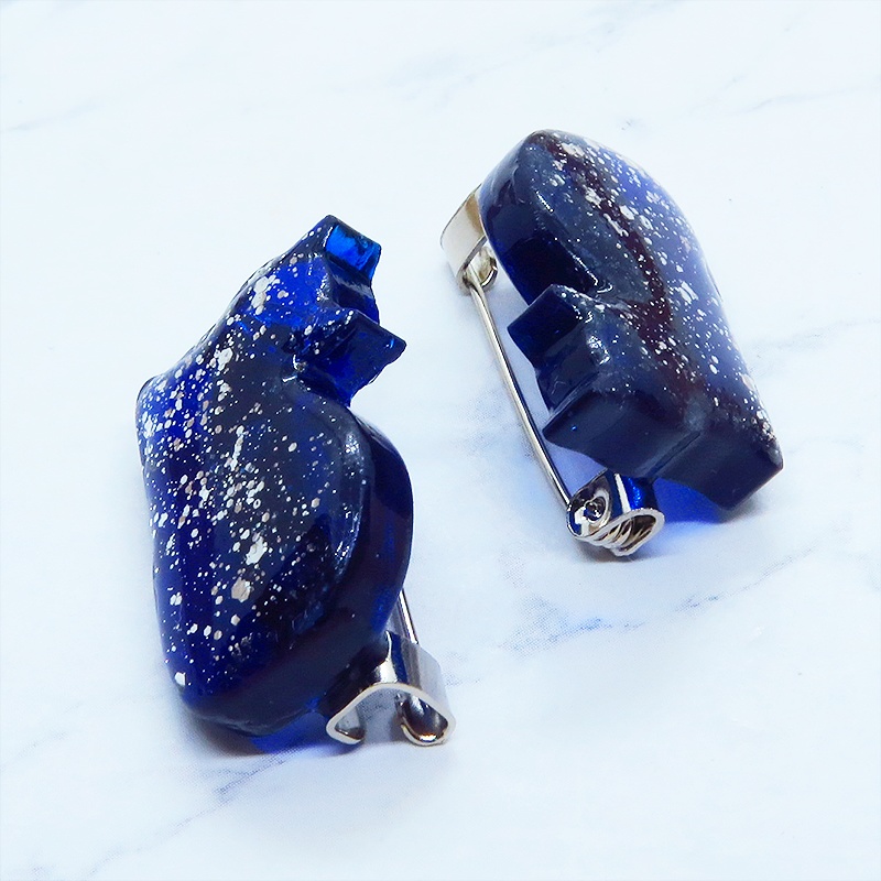 ネイビーブルー レジンでかたどった座り猫シルエットのブローチ レジンブローチ バッジ
