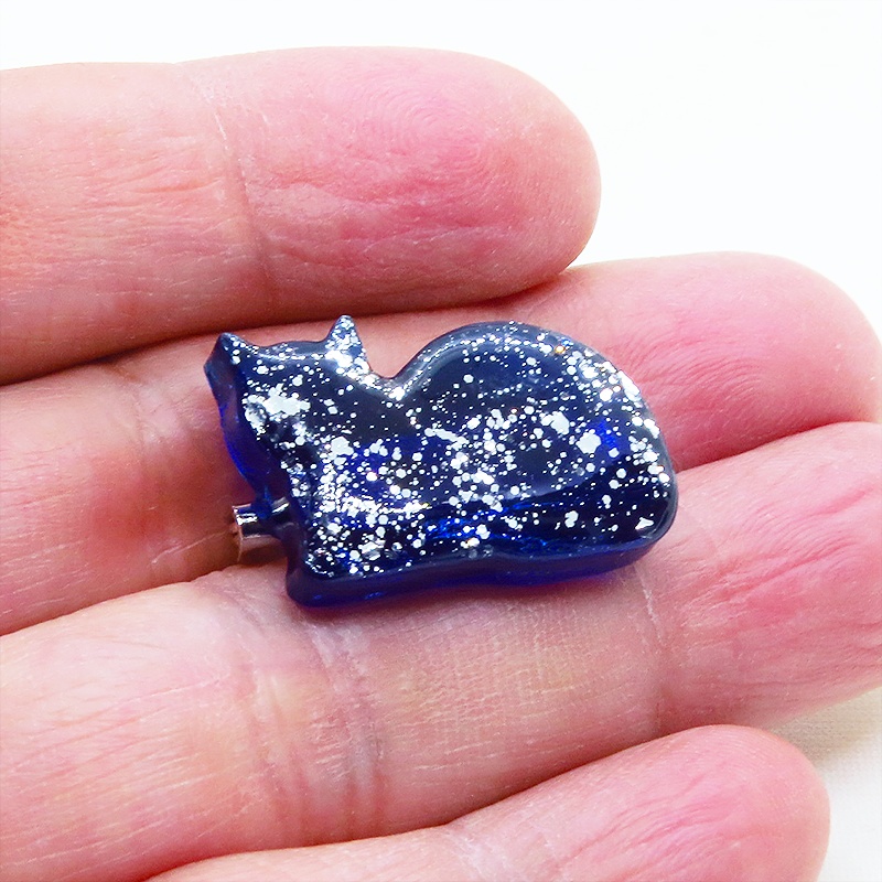 ネイビーブルー レジンでかたどった座り猫シルエットのブローチ レジンブローチ バッジ