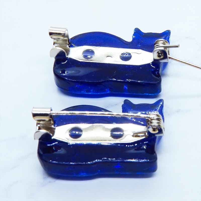 ネイビーブルー レジンでかたどった座り猫シルエットのブローチ レジンブローチ バッジ