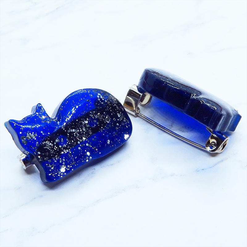 ネイビーブルー レジンでかたどった座り猫シルエットのブローチ レジンブローチ バッジ