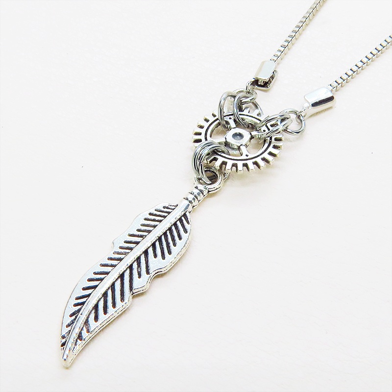 アンティークシルバーフェザーと歯車を組合せたコンパクトなネックレス ラインストーン 長さ調整可