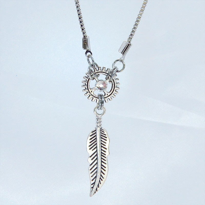 アンティークシルバーフェザーと歯車を組合せたコンパクトなネックレス ラインストーン 長さ調整可