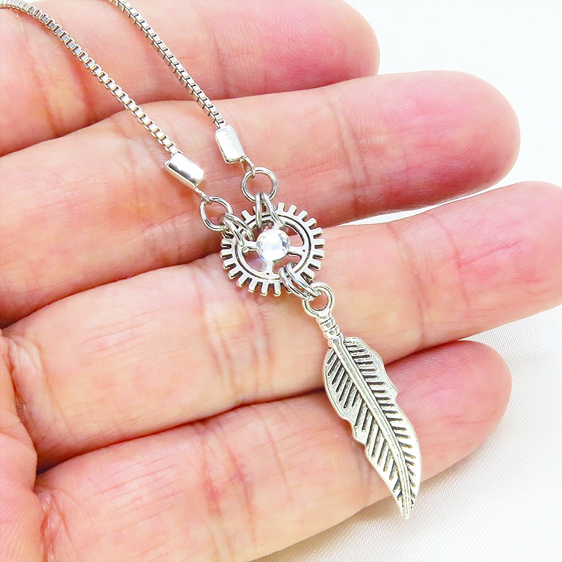 アンティークシルバーフェザーと歯車を組合せたコンパクトなネックレス ラインストーン 長さ調整可