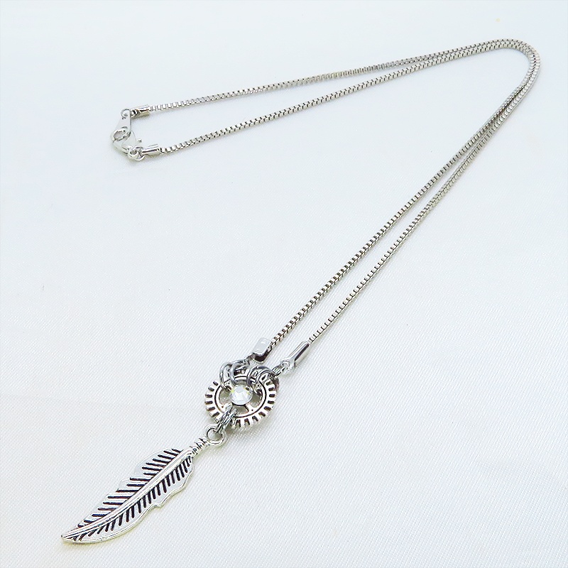アンティークシルバーフェザーと歯車を組合せたコンパクトなネックレス ラインストーン 長さ調整可