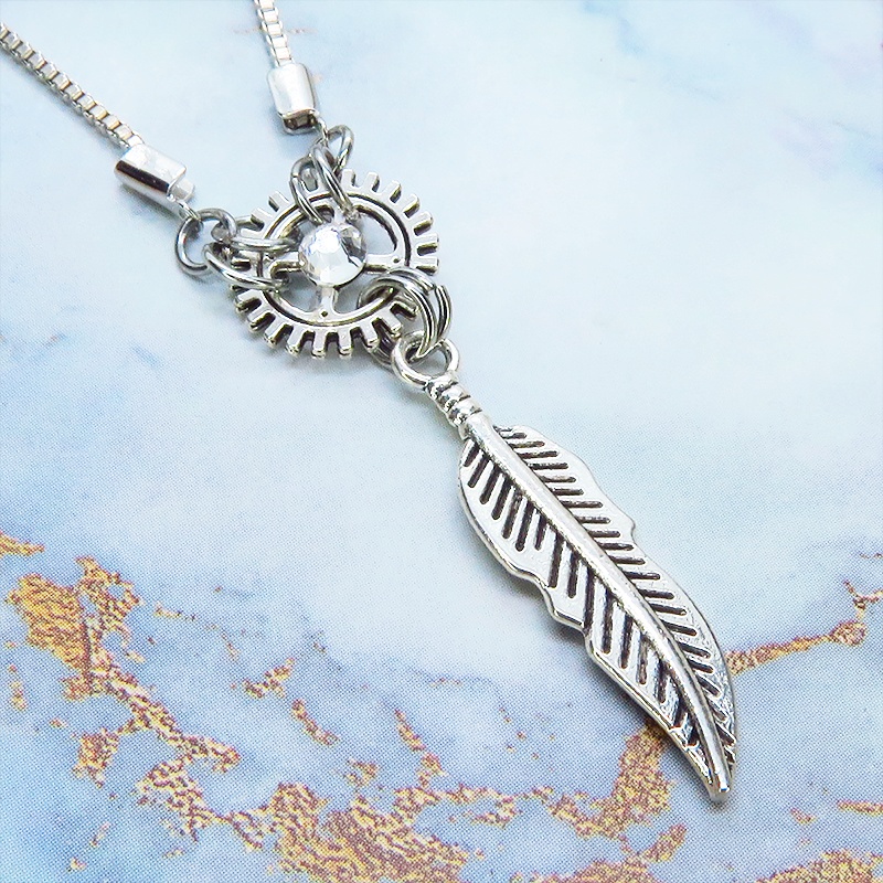 アンティークシルバーフェザーと歯車を組合せたコンパクトなネックレス ラインストーン 長さ調整可